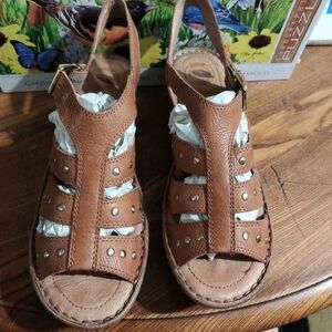 Nurture sandals size 9 warm sand color.